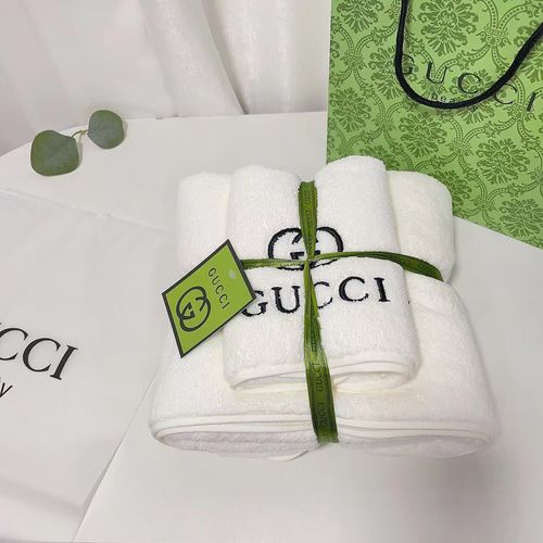 古驰白绣花套装，优雅与实穿如何平衡？-图3