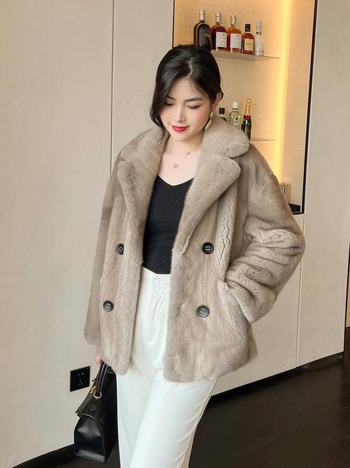 哪些女装皮草品牌值得入手？-图2