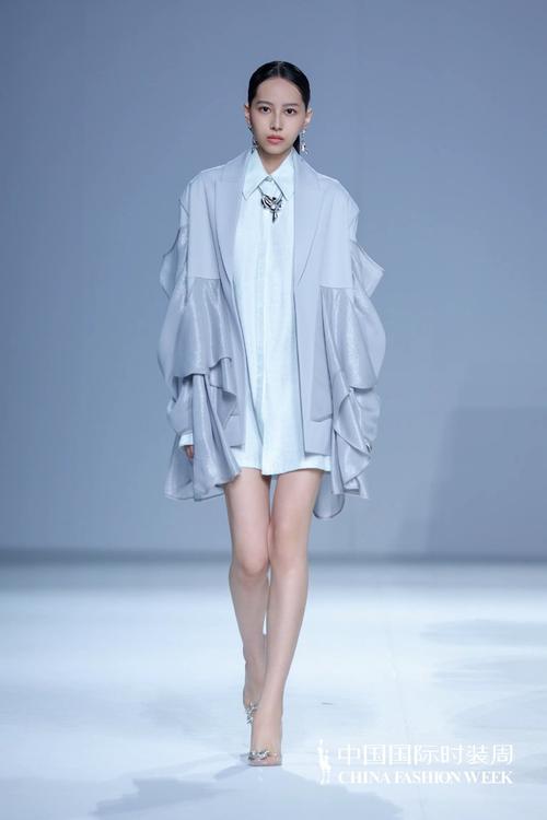 2025女装新款有哪些流行趋势?-图1 2025女装新款有哪些流行趋势?-图1