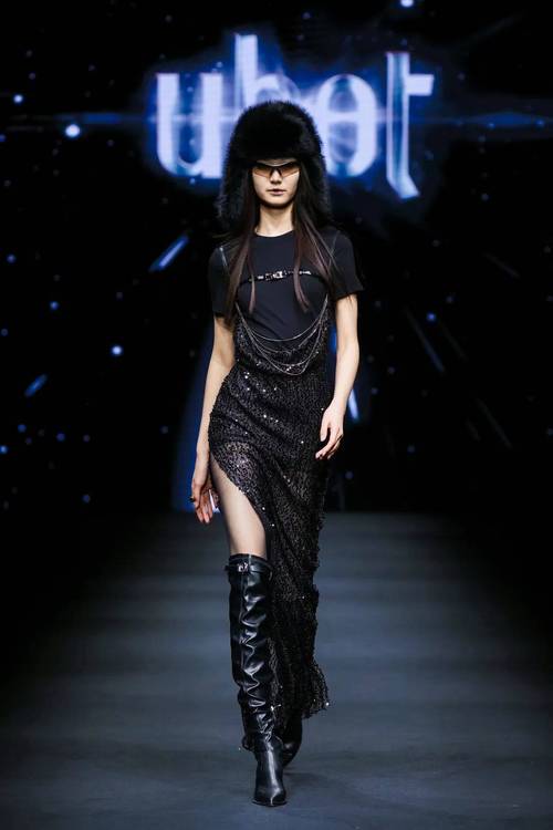 摇滚风长款女装怎么搭才够飒？-图2