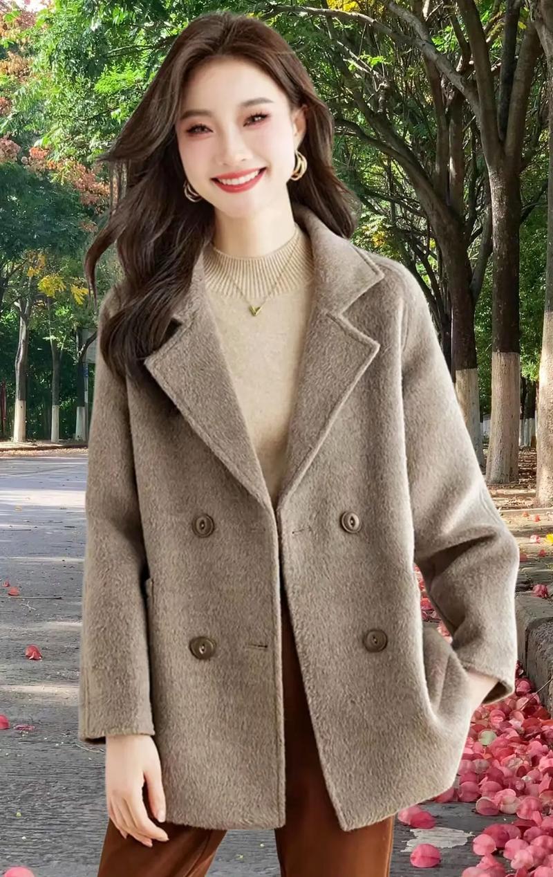 女装毛呢外套新款上市，为何能瞬间俘获万千女性的心？-图2