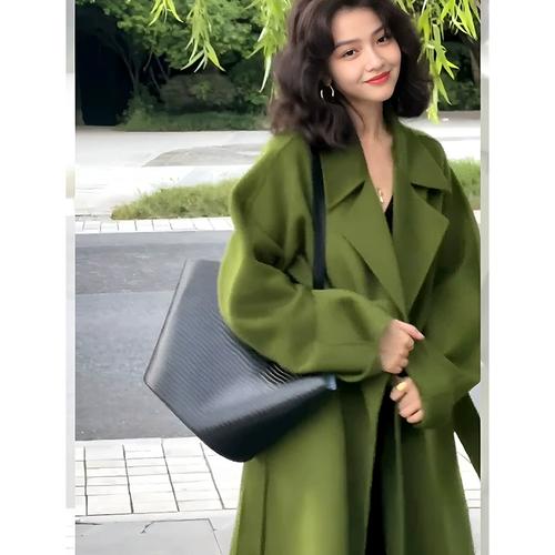 绿色翻领女装毛妮子，搭配什么更出彩？-图1