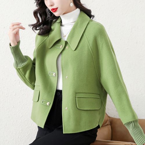 绿色翻领女装毛妮子，搭配什么更出彩？-图2