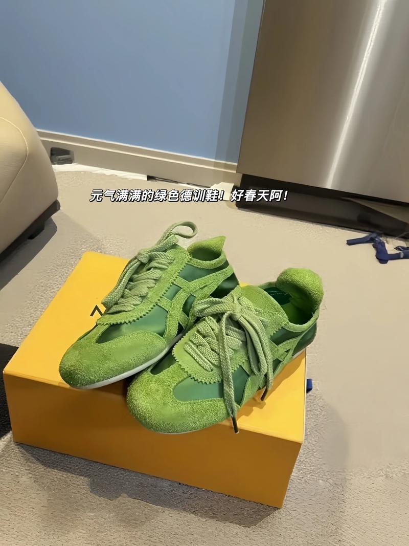 绿色女鞋怎么搭配衣服？-图1