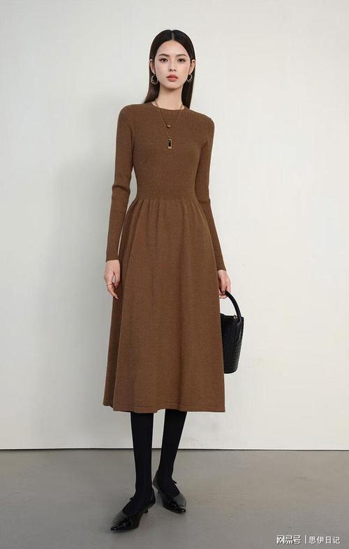 30岁冬季连衣裙怎么选才显气质？-图1