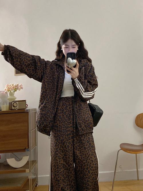 大码女装新款套装，哪里能买到正品？-图2