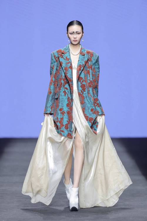 2025春女装主题，流行色与廓形如何碰撞？-图2