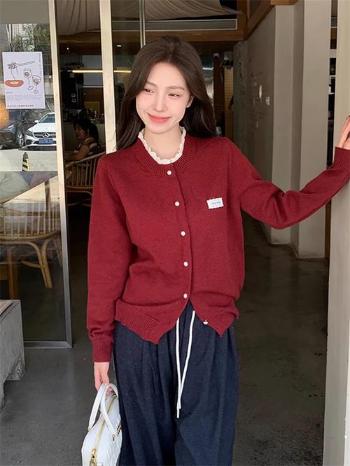 秋天毛衣款式多，哪种最显瘦百搭？-图2