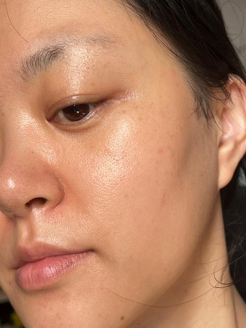 护肤品涂完脸为什么油油的？-图1