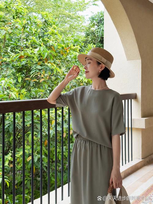 军绿色修身女装，简约款如何显气质？-图1