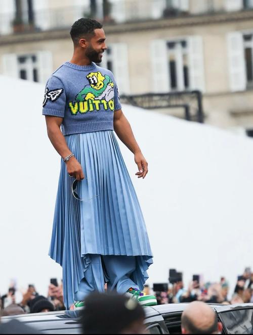 男人穿半裙,是时尚突破还是性别边界探索?-图3 男人穿半裙,是时尚突破还是性别边界探索?-图3