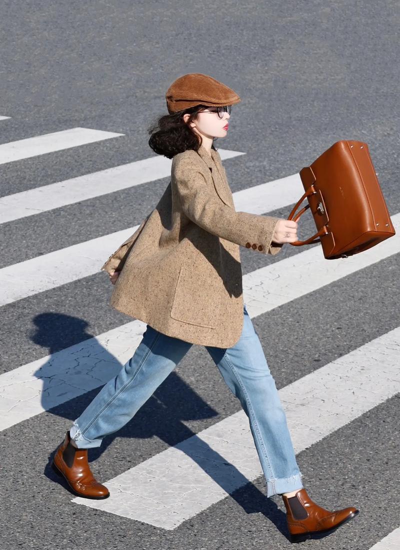 英伦风衣女装街拍，如何穿出高级感？-图2