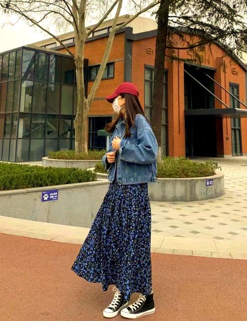 碎花半身长裙怎么搭更显高级？-图2