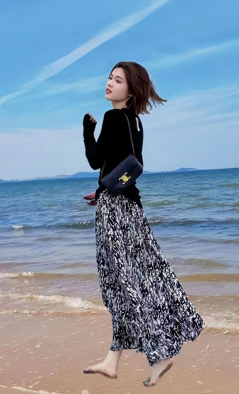 碎花半身长裙怎么搭更显高级？-图1