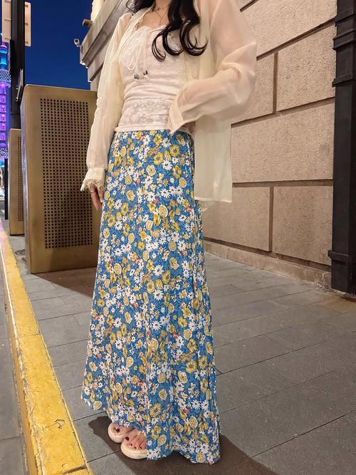 碎花半身长裙怎么搭更显高级？-图3