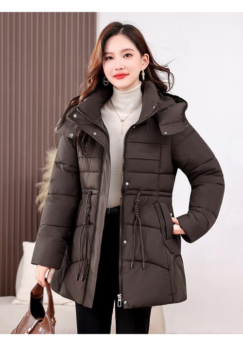 2025羽绒服女装流行趋势是什么？-图1