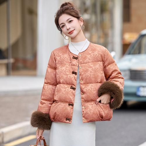 2025羽绒服女装潮趋势是什么？-图2