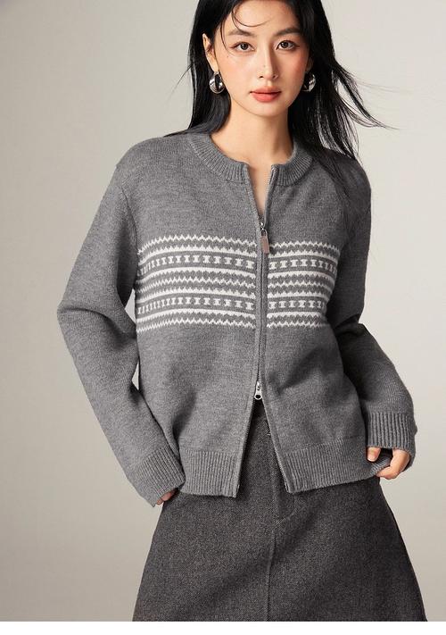 秋装新款毛衣外套女装，怎么选才显瘦又时髦？-图2