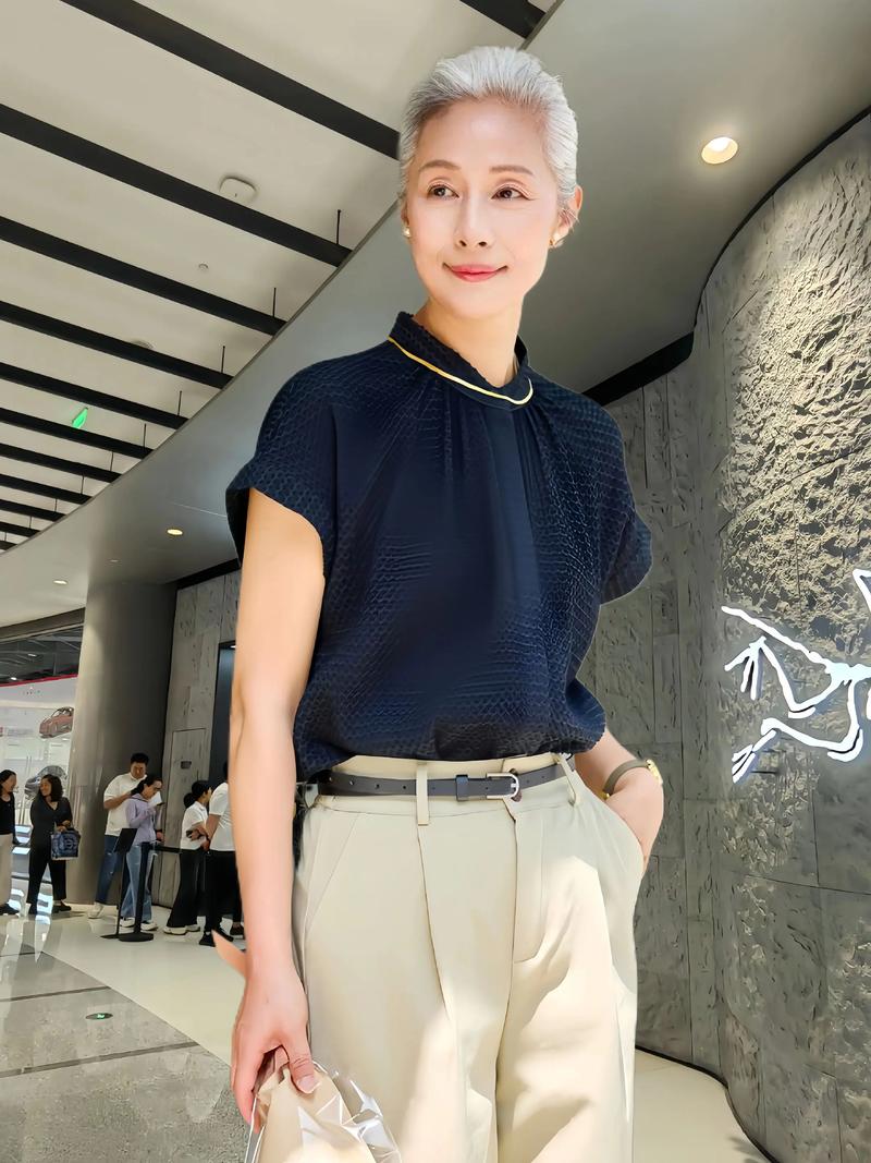 中年女装宽松短袖T恤，如何选显瘦又时髦？-图3