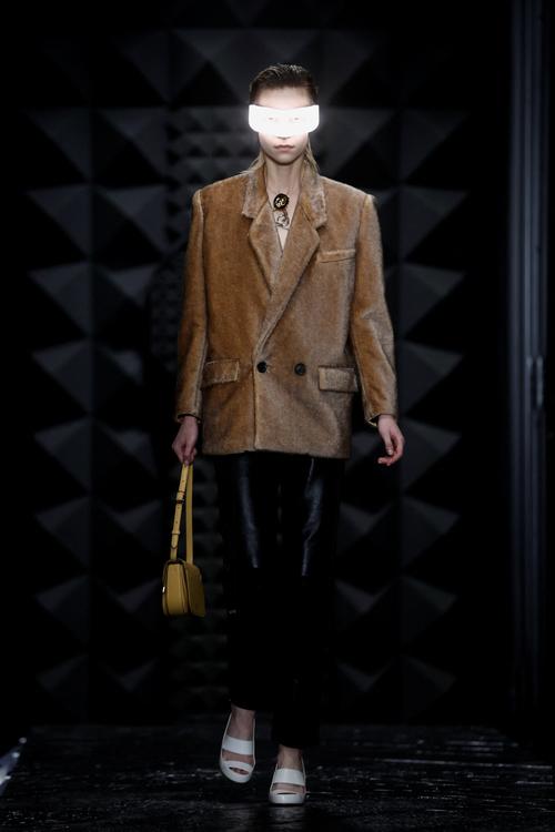 路易威登女装视频,藏着多少高级时装巧思?-图3 路易威登女装视频,藏着多少高级时装巧思?-图3