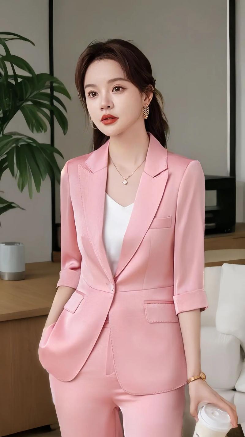 正式场合为何穿女装？-图1