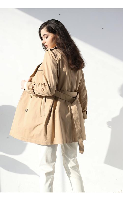 夏季穿长款风衣会热吗？驼色怎么搭？-图2