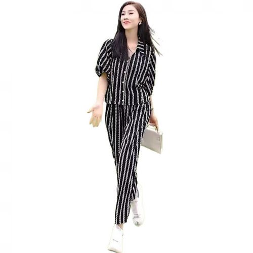 黑白条纹女衬衫怎么搭才显瘦显气质？-图3