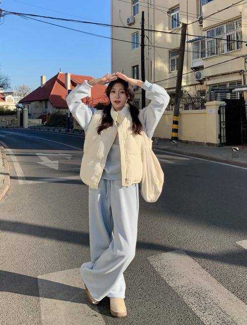 卫衣秋冬女装怎么搭才好看？-图2