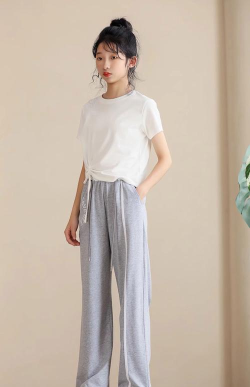 夏天长裤怎么搭才显瘦时髦？-图1