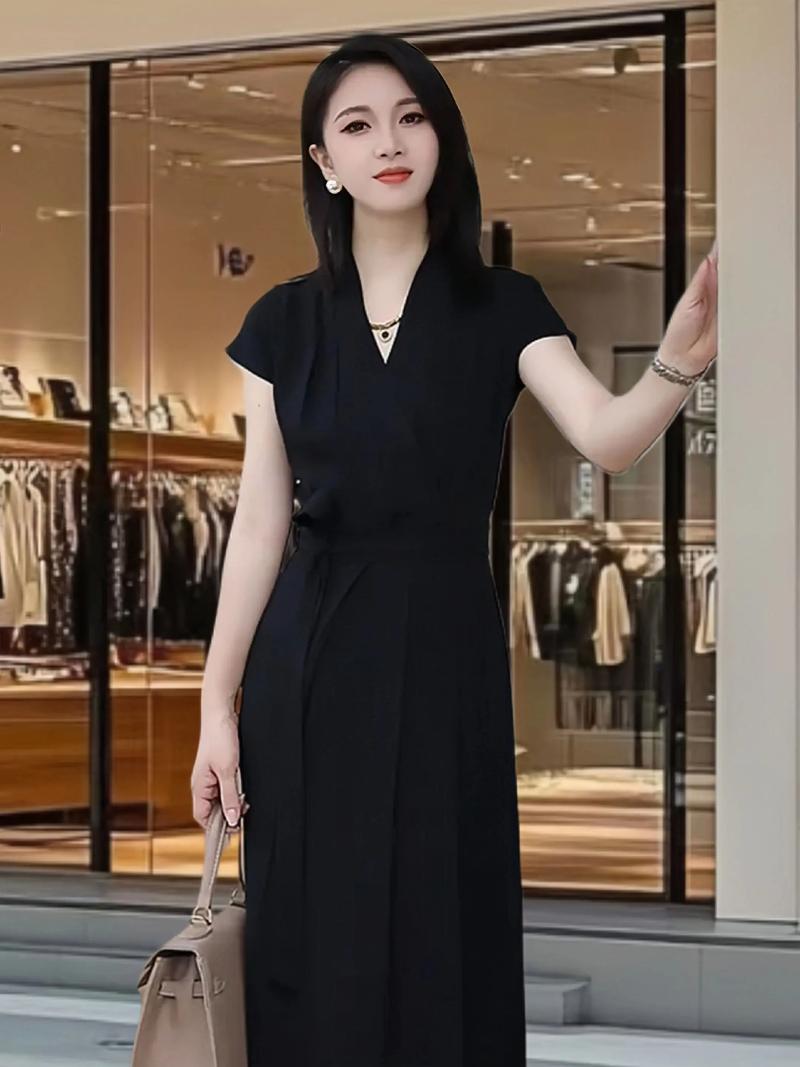 黑裙怎么搭才时髦？-图1