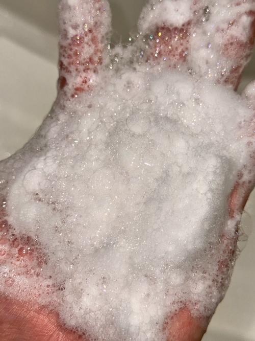 护肤水摇晃后泡沫多正常吗?-图1 护肤水摇晃后泡沫多正常吗?-图1
