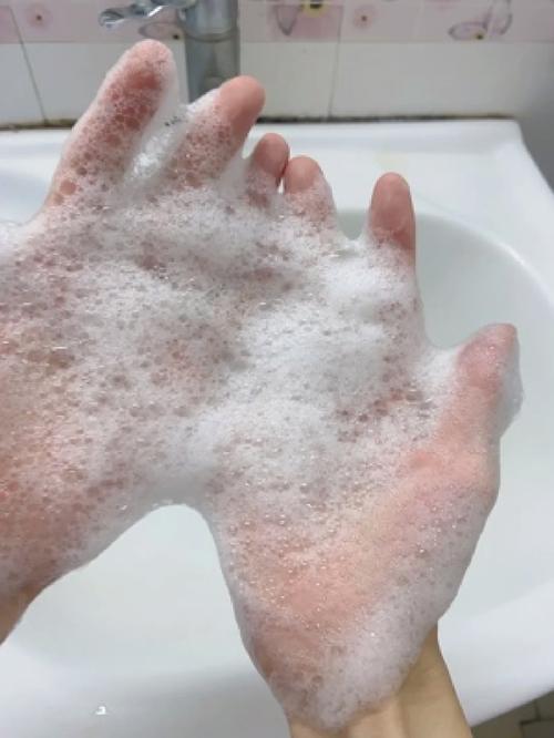 护肤水摇晃后泡沫多正常吗?-图3 护肤水摇晃后泡沫多正常吗?-图3