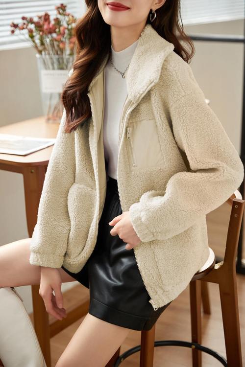 韩版女装羊羔外套冬装保暖吗？-图2