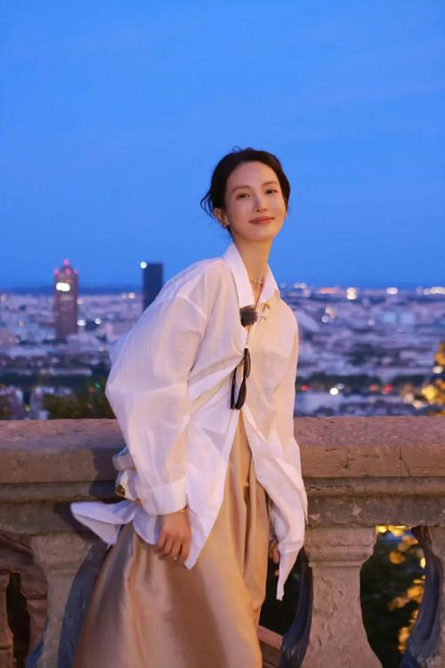 明星休闲街拍女装，如何穿出同款高级感？-图2