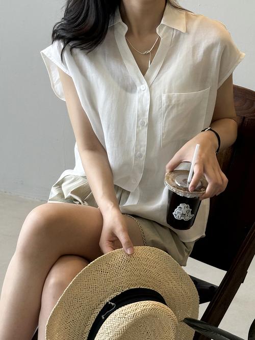 夏天女装无袖衬衫怎么选才显瘦又百搭？-图1