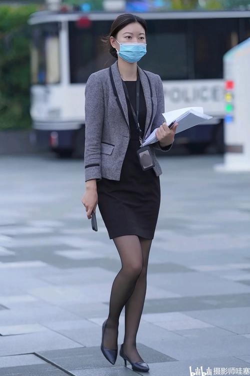 职业女装套装街拍视频,如何穿出职场高级感?-图1 职业女装套装街拍视频,如何穿出职场高级感?-图1
