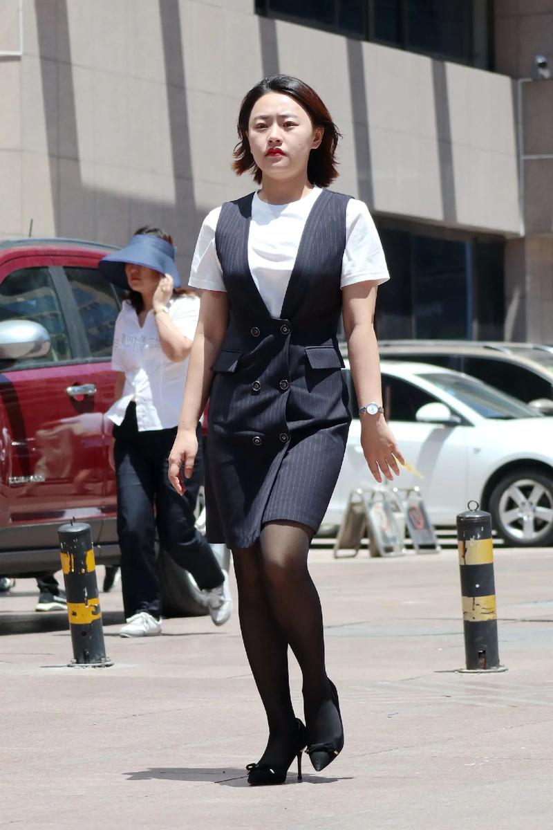 职业女装套装街拍视频,如何穿出职场高级感?-图2 职业女装套装街拍视频,如何穿出职场高级感?-图2