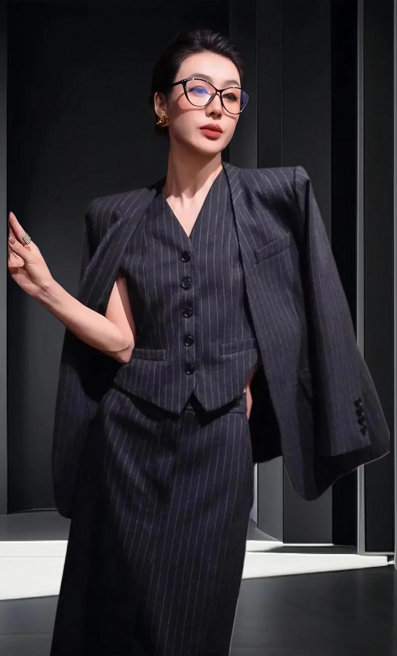 长款西装马甲怎么搭才显瘦？-图1