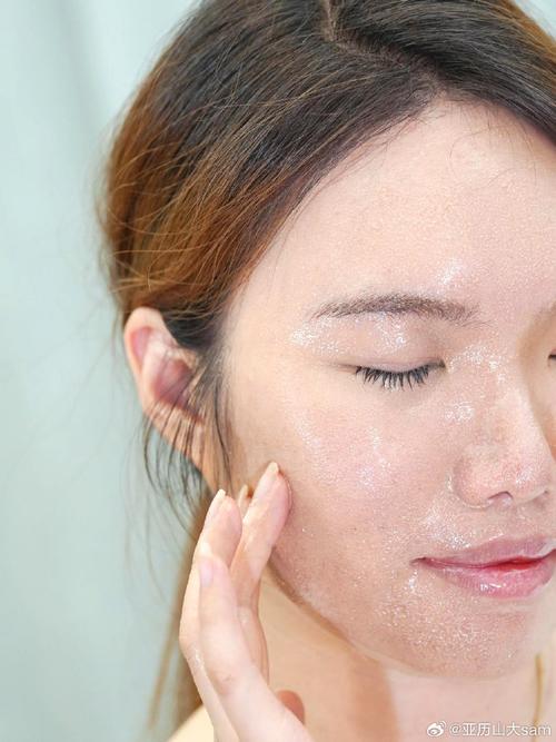 护肤品擦脸后搓泥是咋回事？-图2