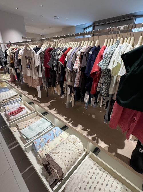 女装卫衣陈列如何吸引顾客眼球？-图1