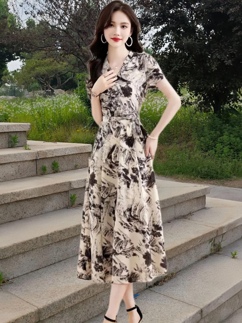 夏装新款女装搭配,哪种风格最吸睛?-图1 夏装新款女装搭配,哪种风格最吸睛?-图1