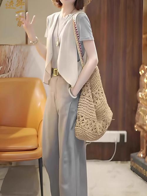 夏装新款女装搭配,哪种风格最吸睛?-图2 夏装新款女装搭配,哪种风格最吸睛?-图2