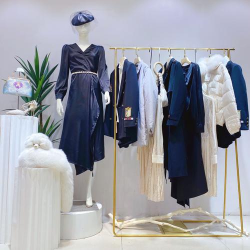 商标条带风格女装,设计有何独特之处?-图2 商标条带风格女装,设计有何独特之处?-图2