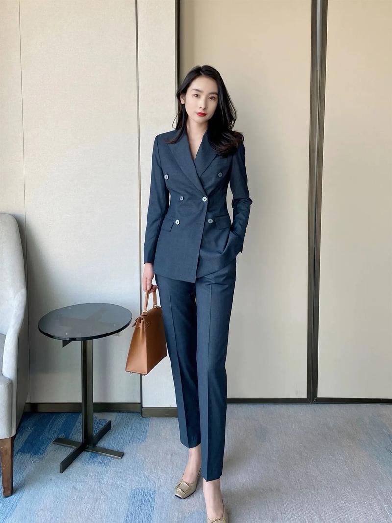 职场女装搭配什么鞋子更显气质？-图2