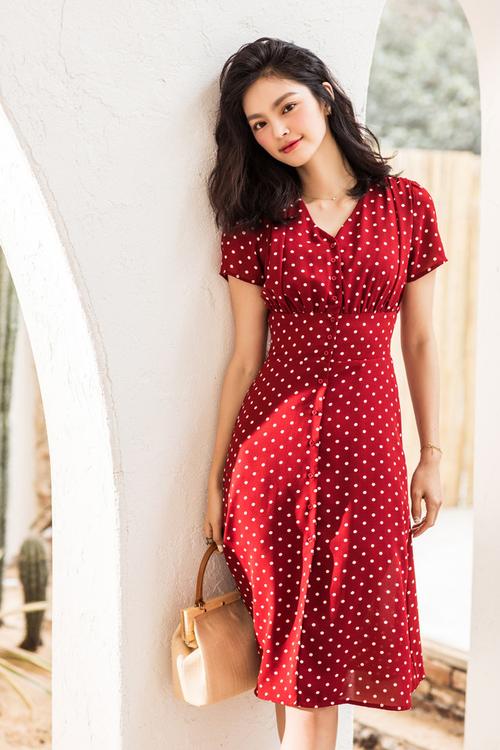 黑白世界服饰女装红色，为何如此吸睛？-图1