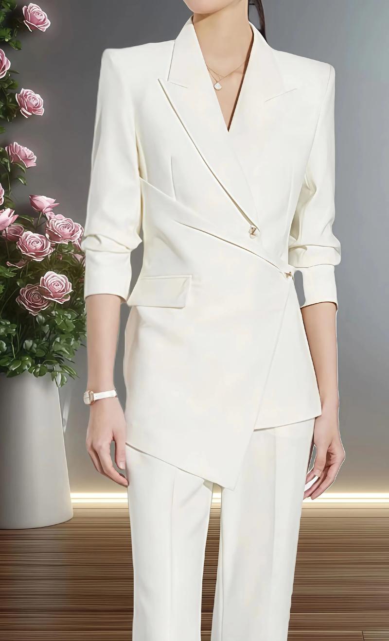 白色西装怎么搭才不显单调?-图2 白色西装怎么搭才不显单调?-图2