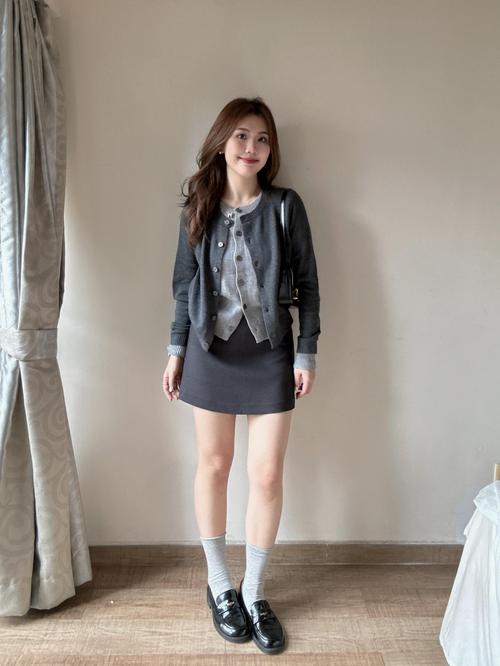 秋季短裙怎么搭才时髦？-图1