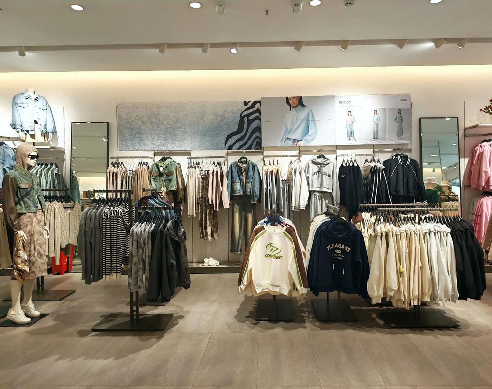 以纯女装2025新款有哪些设计亮点？-图2