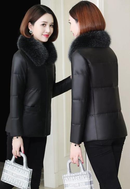 真皮羽绒短款女装，保暖与质感如何兼顾？-图2