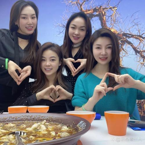 美女聚会穿美女装？是自我定义还是他人标签？-图2